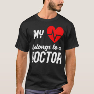 Mina (hjärta) tillhör till en Doktor-dag  T Shirt