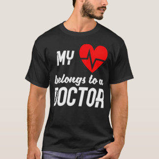Mina (hjärta) tillhör till en Doktor-dag T Shirt