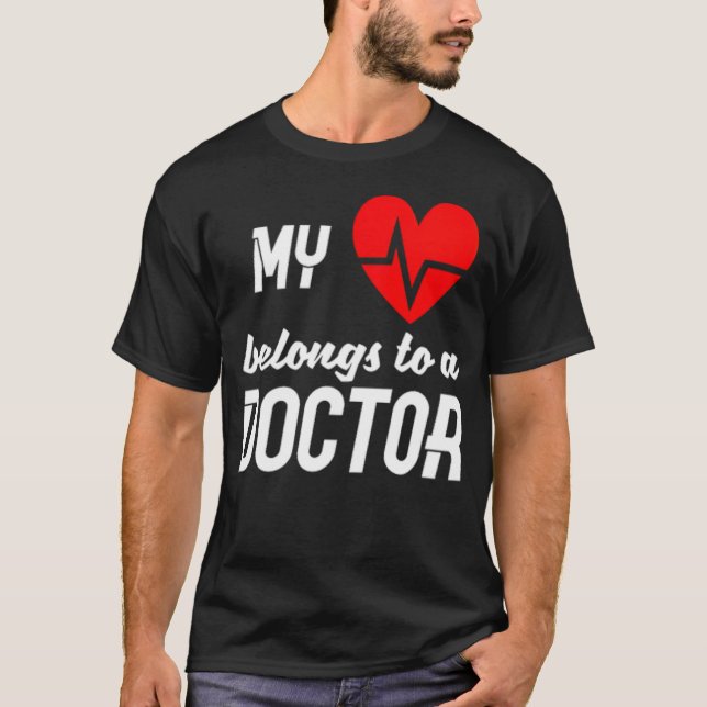 Mina (hjärta) tillhör till en Doktor-dag  T Shirt (Framsida)