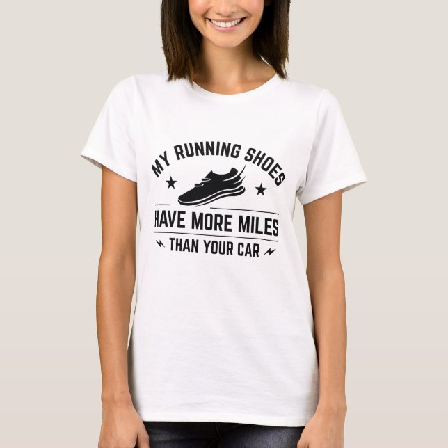 Mina löpskor har fler miles än din bil t shirt (Framsida)