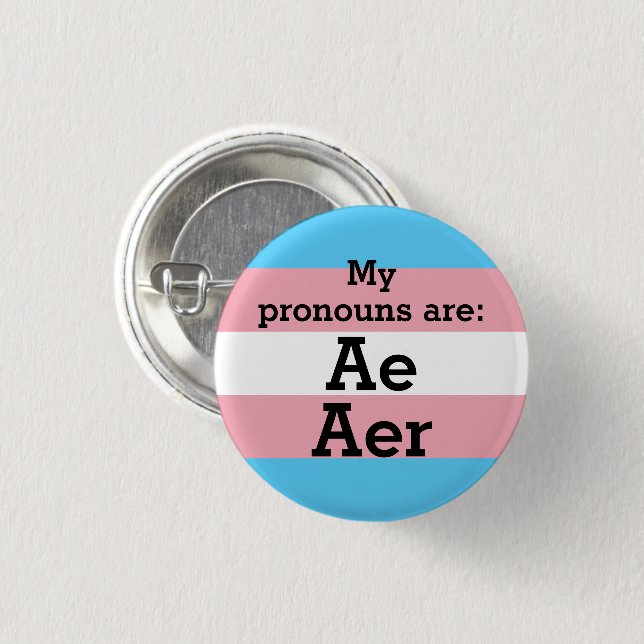 Mina pronomen är: Ae Aer - Transflagga Knapp (Framsida & baksida)
