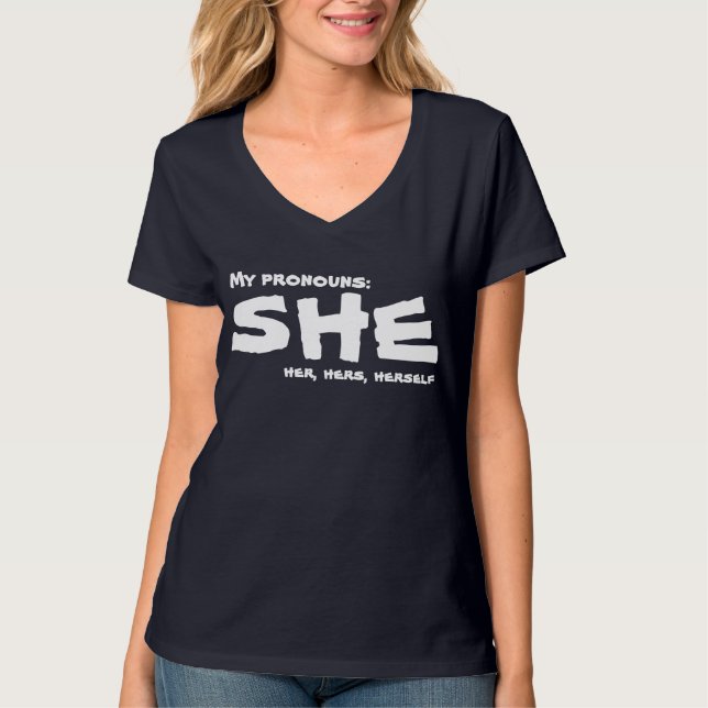 Mina pronouns tee shirt (Framsida)