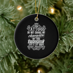 Mina tatueringar ändrar inte mitt teckenpresentat julgransprydnad keramik