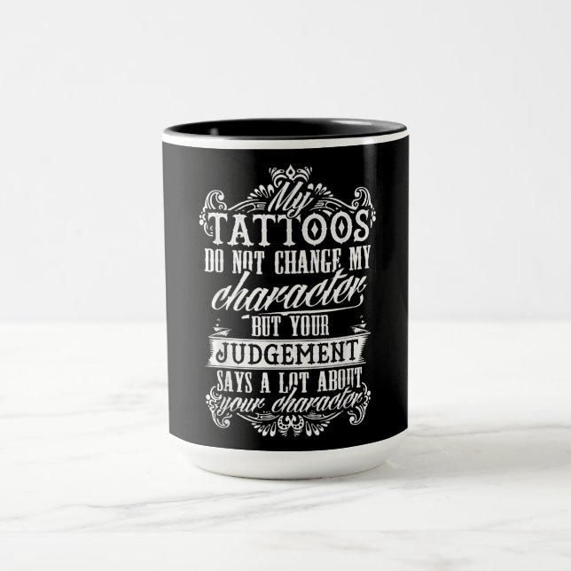Mina tatueringar ändrar inte mitt teckenpresentati mugg (Center)