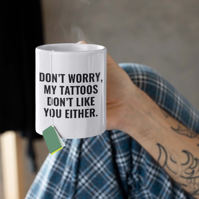 Mina tatueringar gillar inte dig heller kaffemugg (Don't Worry, My Tattoos Don't Like You Either. Mug)