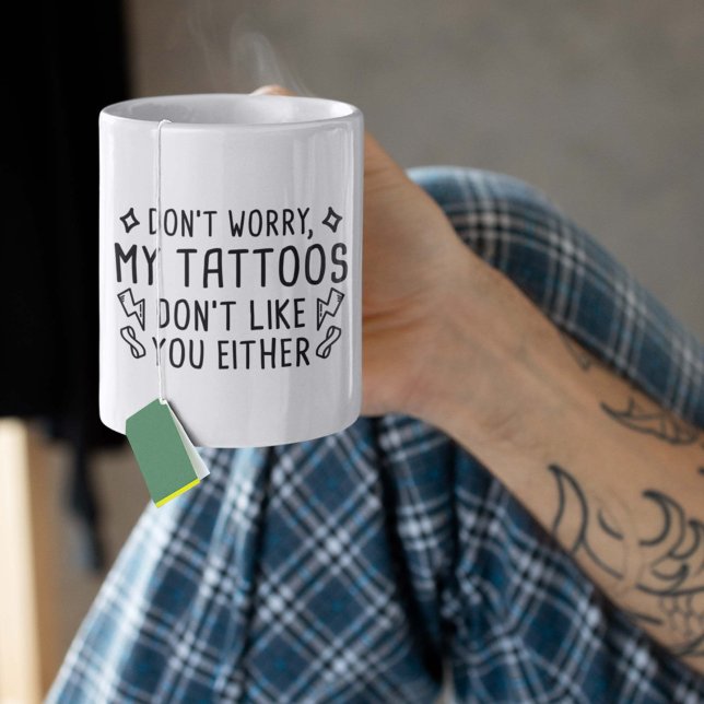 Mina tatueringar gillar inte dig heller kaffemugg (Don't Worry, My Tattoos Don't Like You Either. Mug)