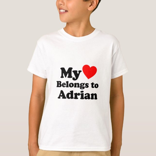 Mina Tillhör i hjärtat på Adrian Tee Shirt (Framsida)