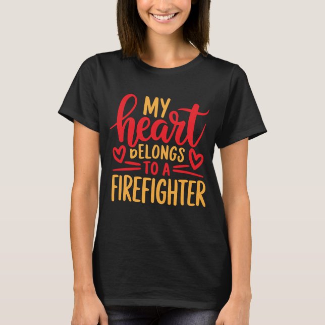 Mina Tillhör till en brandman T Shirt (Framsida)