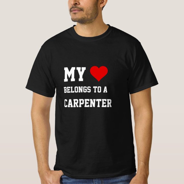Mina Tillhör till en Carpenter T-Shirt (Framsida)