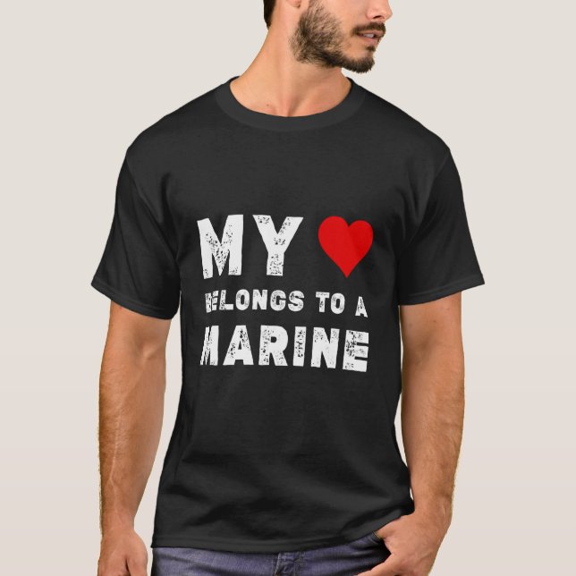 Mina tillhör till en marinbiolog pappa eller mamma t shirt (Framsida)