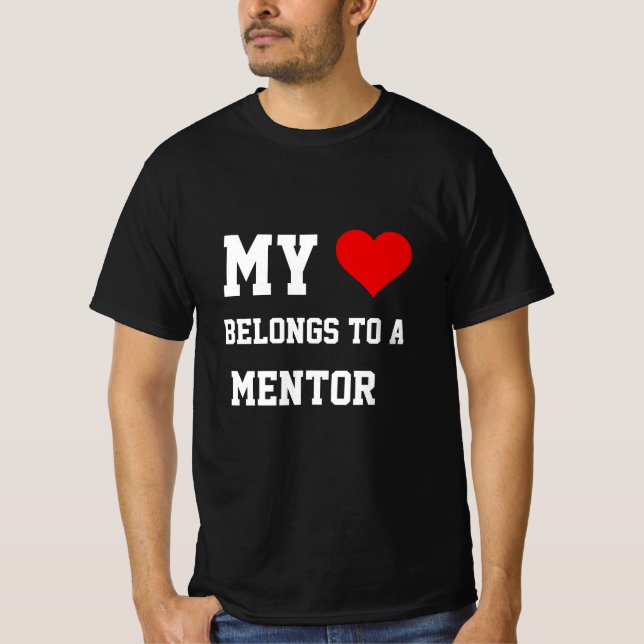 Mina Tillhör till en Mentor T-Shirt (Framsida)
