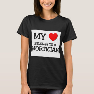 Mina Tillhör till en MORTICIAN Tee Shirt