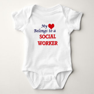 Mina tillhör till en Social Worker T-shirt