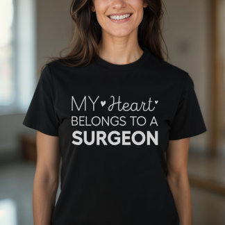 Mina Tillhör till en surgeon Cute Surgeon-fru T Shirt