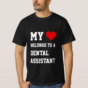 Mina Tillhör till en tandassistent T-Shirt