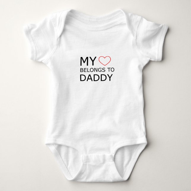 Mina Tillhör till pappa Baby Bodykostym Tee Shirt (Framsida)