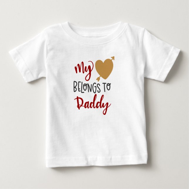 Mina Tillhör till pappa Baby T-Shirt (Framsida)
