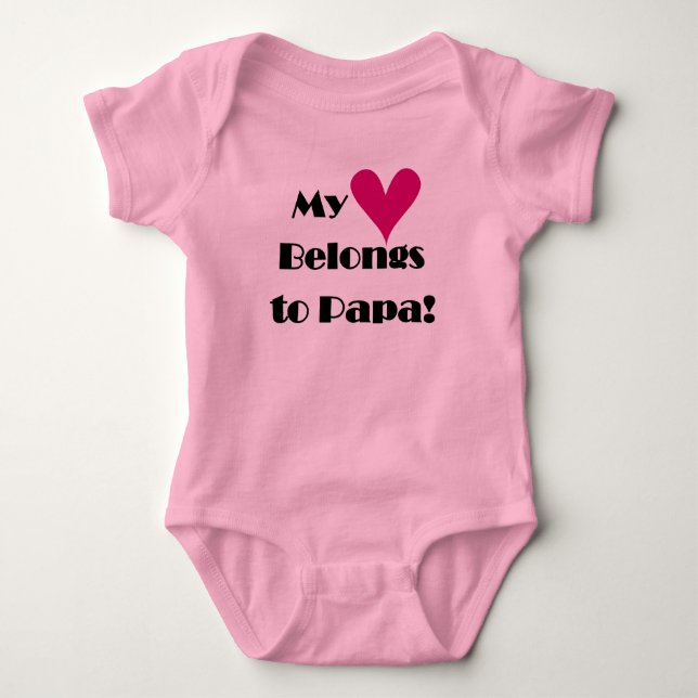 Mina Tillhör till Pappa T Shirt (Framsida)