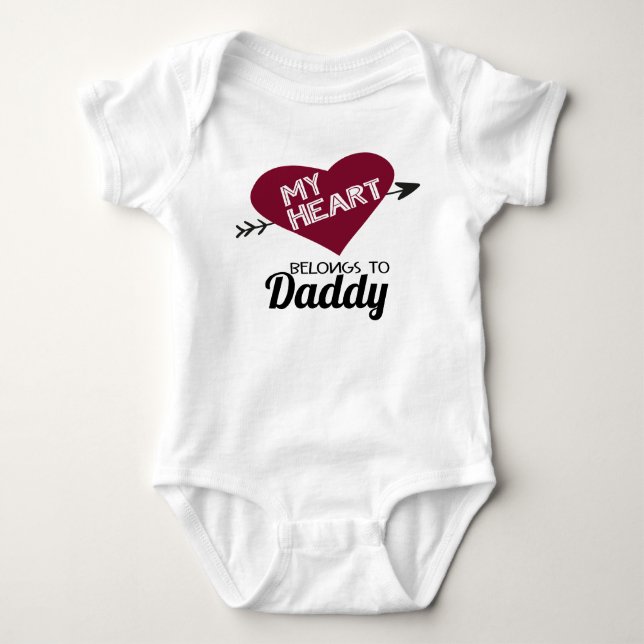 Mina tillhör till pappa vita med rött hjärta t shirt (Framsida)