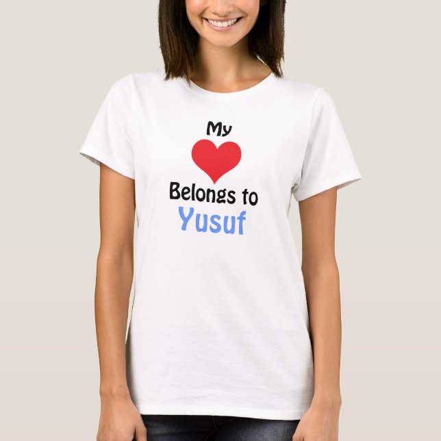 Mina Tillhör till Yusuf T Shirt (Framsida)