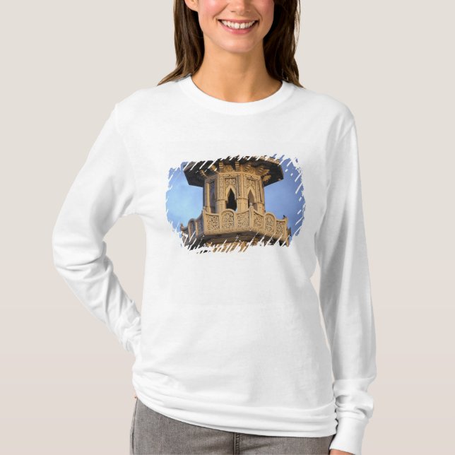 Minaret of the Al-Majarra Mosque, Sharjah T Shirt (Framsida)