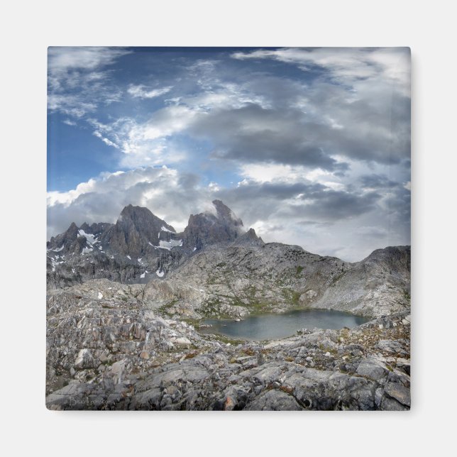 Minarets Panorama ovanför Nydiver Sjöar - Sierra Magnet (Framsidan)