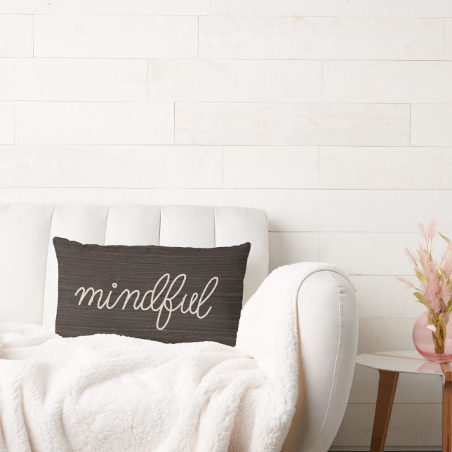 MINDFUL Rep Text På Mörkt Trä Lumbarkudde (Soffa)