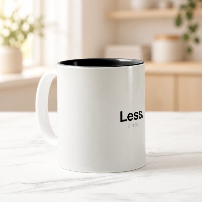 Mindre Är Mer | Minimalistisk Typografi Mugg (Less Is More | Minimalist Typography Mug — digital mockup.)