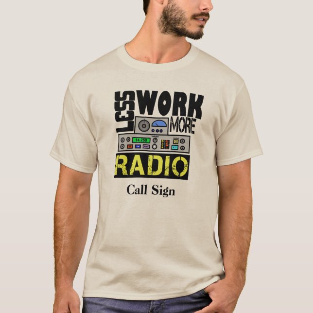 Mindre arbete, mer radio T-shirt Anpassa anropssig (Framsida)