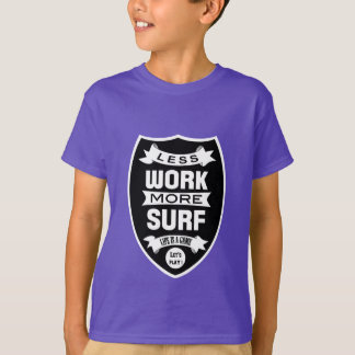 Mindre arbete mer surfa t-shirt