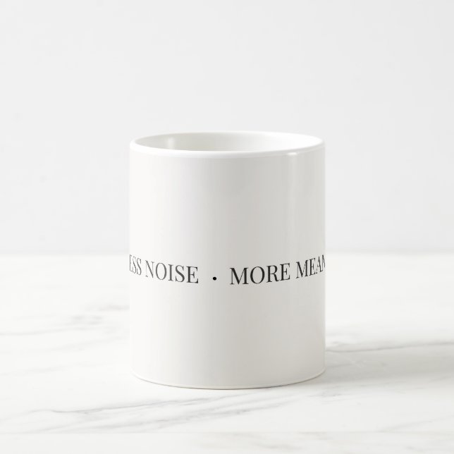 Mindre Brus Mer Mening Mugg – Minimalistisk  (Center)