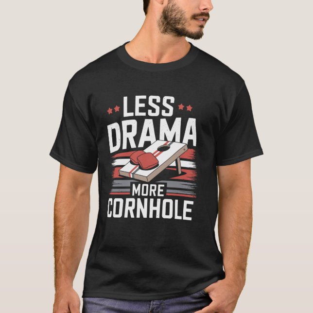 Mindre Drama Mer Cornhole T Shirt (Framsida)