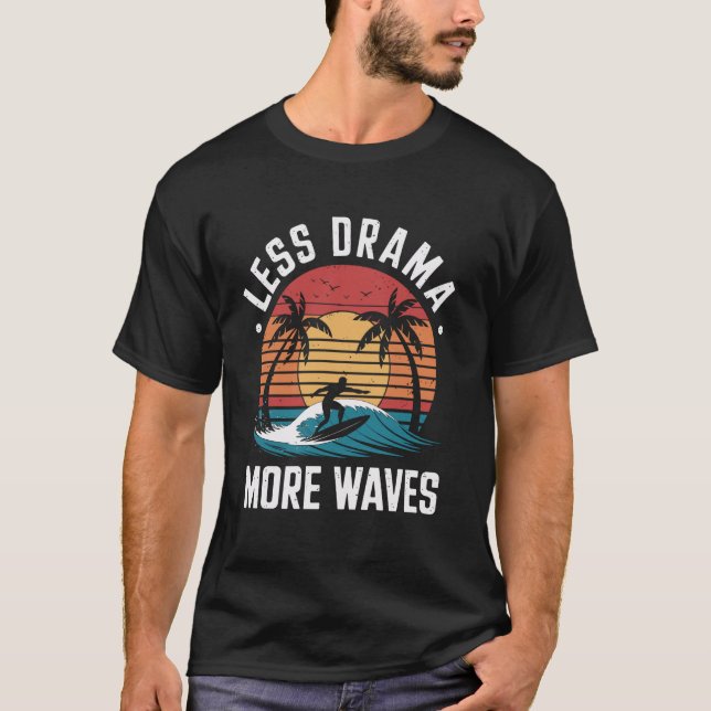 Mindre Drama mer Vinkar Surfing Surfboa mer  T Shirt (Framsida)