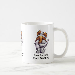 Mindre skälla som är wagging kaffemugg