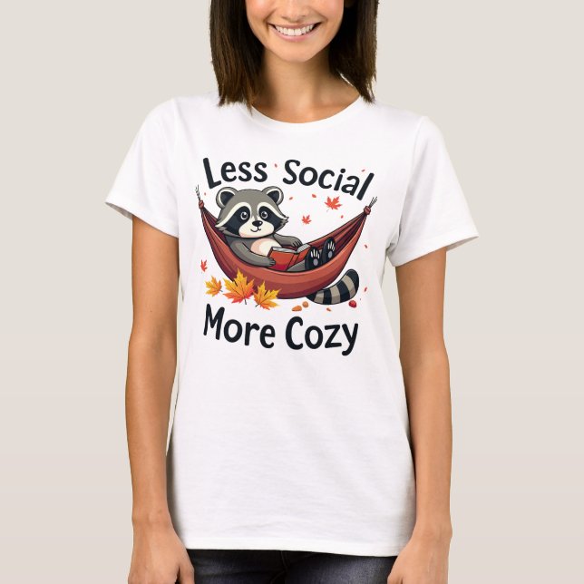 Mindre Social, mer Mysigt - Raccoon i Hammock T Shirt (Framsida)