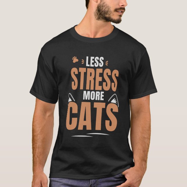 Mindre Stress Mer Katter | Premium Kattälskare Typ T Shirt (Framsida)