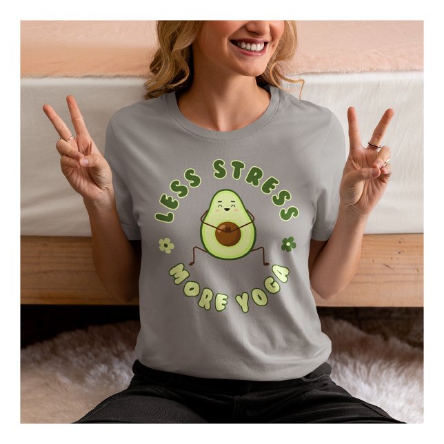 Mindre stress mer Yoga Fitness Enthusiast-övning T Shirt (Skapare uppladdad)