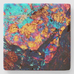 Mineral chalcopyrit kristall sten svart blå guld stenunderlägg