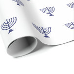 Mineralistisk vit marinblå judisk menorah mönster presentpapper<br><div class="desc">Den minimalistiska vita och marinblå judiska menorah mönster är en enkel modern elegant-gåva som figurerar Pappert. Den blå menorah mönster på vit bakgrund. Denna pappra förpackning är underbar för Hanukkah,  Chanukah,  pub mitzvah,  bat mitzvah,  shabbat och judiska Helgdagar.</div>