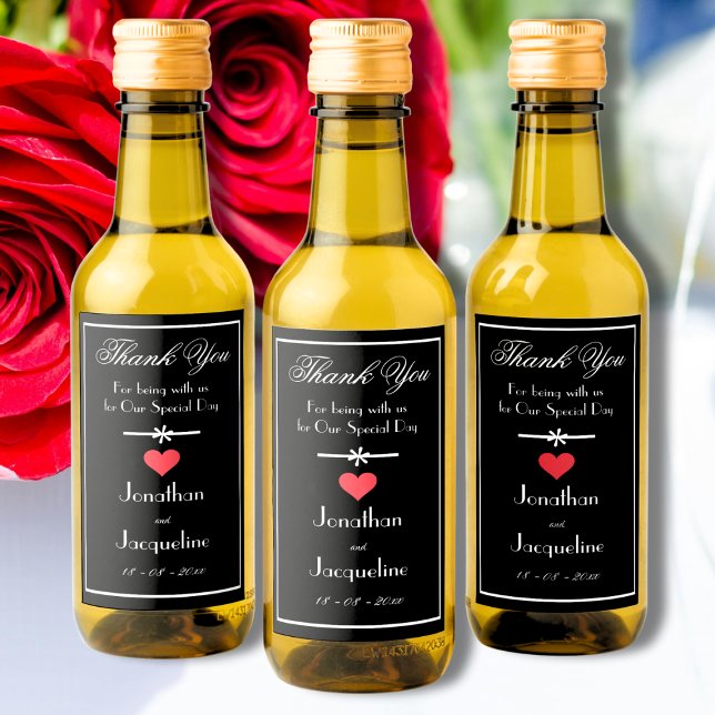 Mini-Anpassningsbarna för favoriter i Elegant bröl Vinetikett (Simple Elegant Wedding Favors. Personalized Bride & Groom Names Black, & White with Red Hearts.)