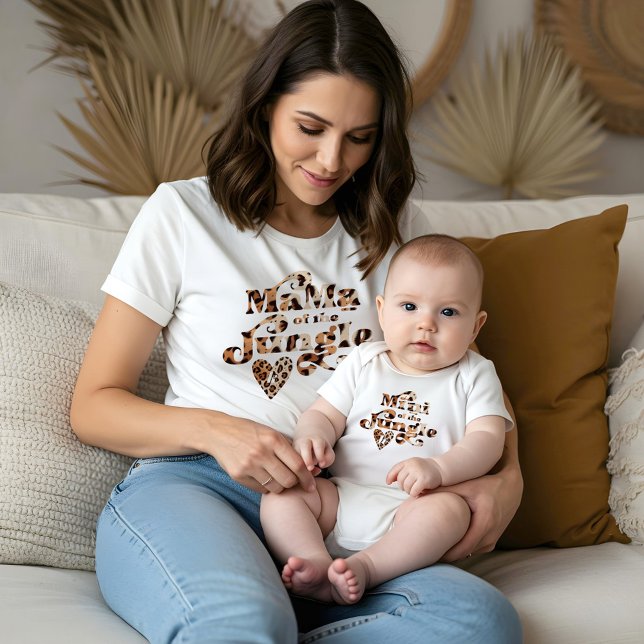 Mini av leoparden Skriv ut hjärtmonogram T Shirt (Mama of the Jungle Leopard Print Heart Monogram Tri-Blend Shirt & Matching Baby Bodysuit)