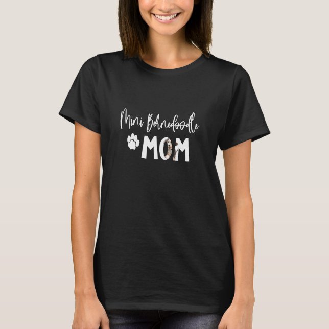 Mini Bernedoodle Mamma med Hund med Tass T Shirt (Framsida)