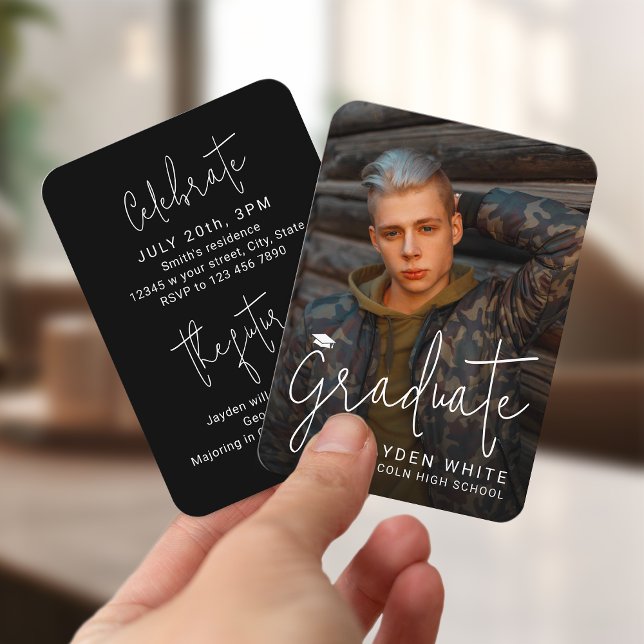 Mini Black Modern Script Photo Studenten Inbjudan (Mini Black Modern Script Photo Graduation Invite)