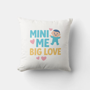 Mini Me, Big Kärlek - Cute Baby design med hjärtan Kudde