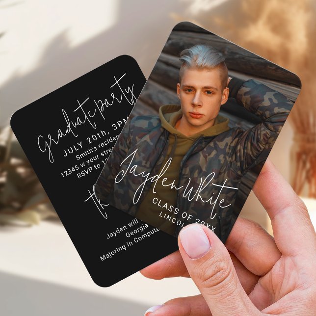 Mini svart modernt skript foto examensinbjudan tilläggskort (Mini Black Modern Script Photo Graduation Invite)