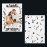 Mini Winter Gräs Berry-julfamiljen Foto Anteckningskort<br><div class="desc">Vi presenterar vårt nya Mini Modern Winter Family Photo God jul Note Card! Det här vackra 3, 5 x 2, 5-kortet har ditt favoritfoto (porträtt orientering), perfekt arrangerat med ett trendig, löst arrangemangt av botaniskt inslag som gräs och bär ram. Det är lätt att redigera personlig och all text fält...</div>