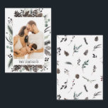Mini Winter Gräs Berry-julfamiljen Foto Anteckningskort<br><div class="desc">Vi presenterar vårt nya Mini Modern Winter Family Photo God jul Note Card! Det här vackra 3, 5 x 2, 5-kortet har ditt favoritfoto (porträtt orientering), perfekt arrangerat med ett trendig, löst arrangemangt av botaniskt inslag som gräs och bär ram. Det är lätt att redigera personlig och all text fält...</div>