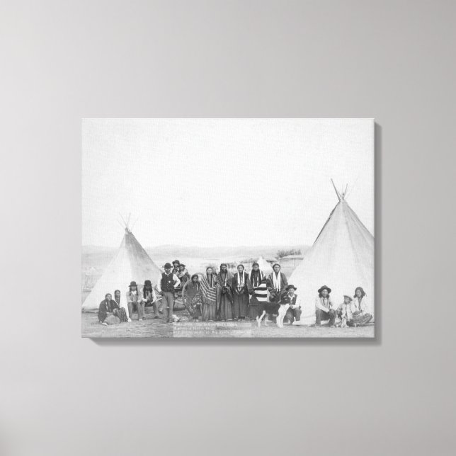 Miniconjou Indians utanför Tipis Photograph Canvastryck (Framsida)