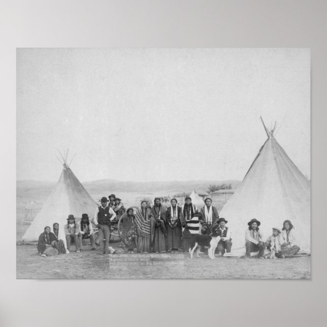 Miniconjou Indians utanför Tipis Photograph Poster (Framsidan)