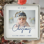 Minimal användning av Photo Baby Första julmarinbl Julgransprydnad Metall<br><div class="desc">Fira baby första jul med detta moderna minimalistiska foto som fortfarande är ornament. Den blå texten i marinen lyder "Min första jul", med ord "jul" i handskript för trendig. Byt enkelt ut exempelbilden mot ditt favoritfoto och lägg till baby namn och året nedan. Med en vit övertoning skärm kan du...</div>